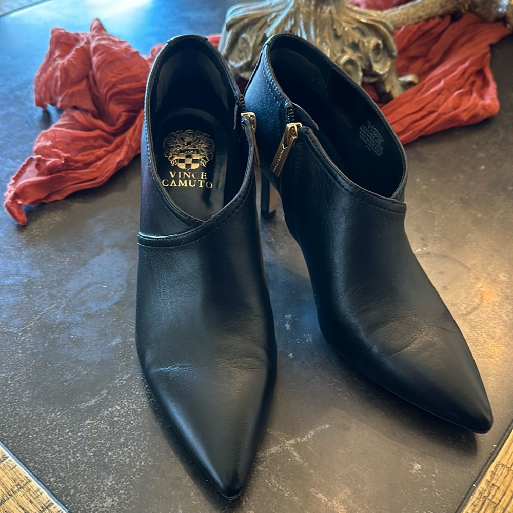 VINCE CAMUTO LEATHER BOOTS